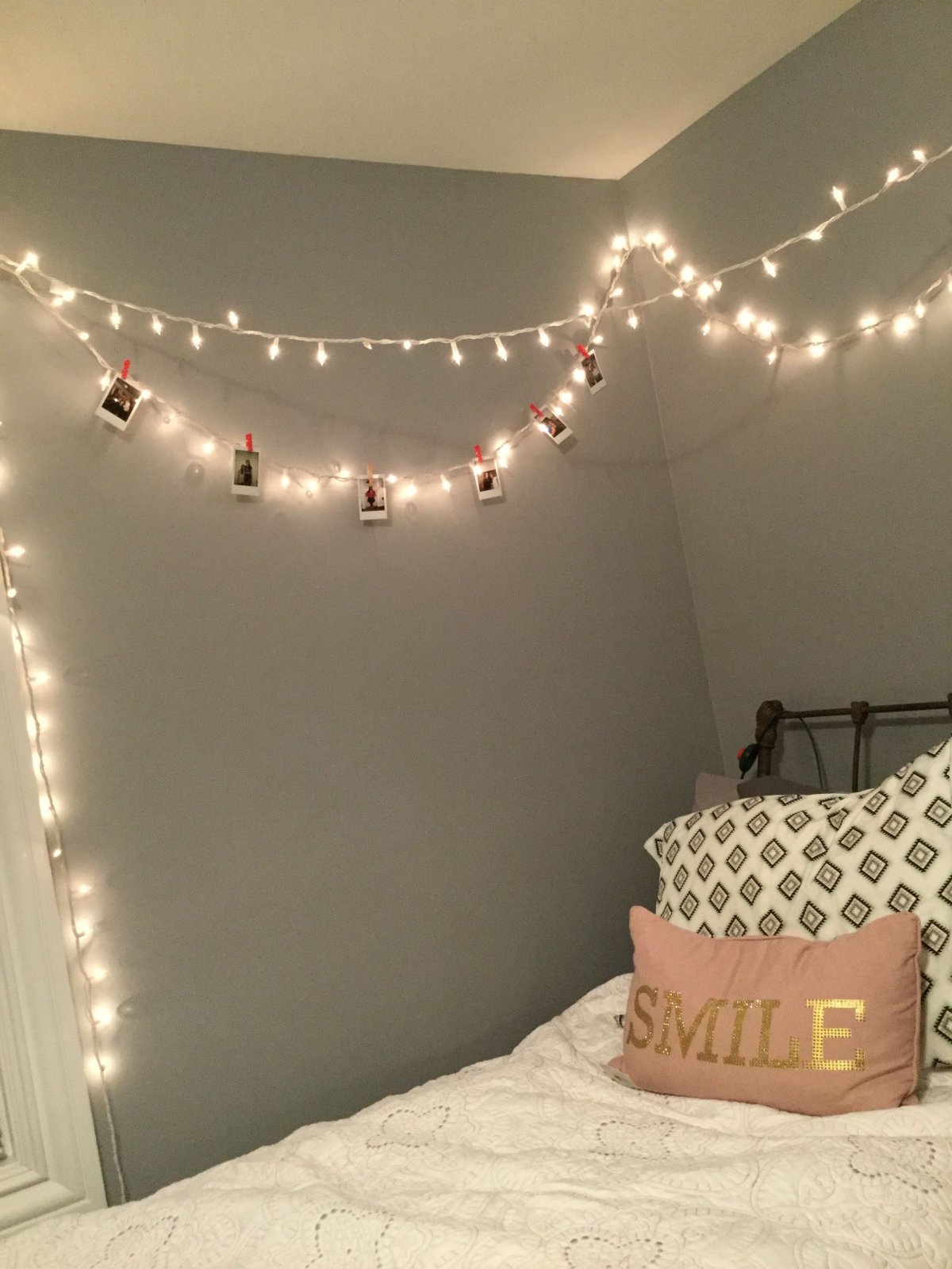 Красиво повесить гирлянду на стену