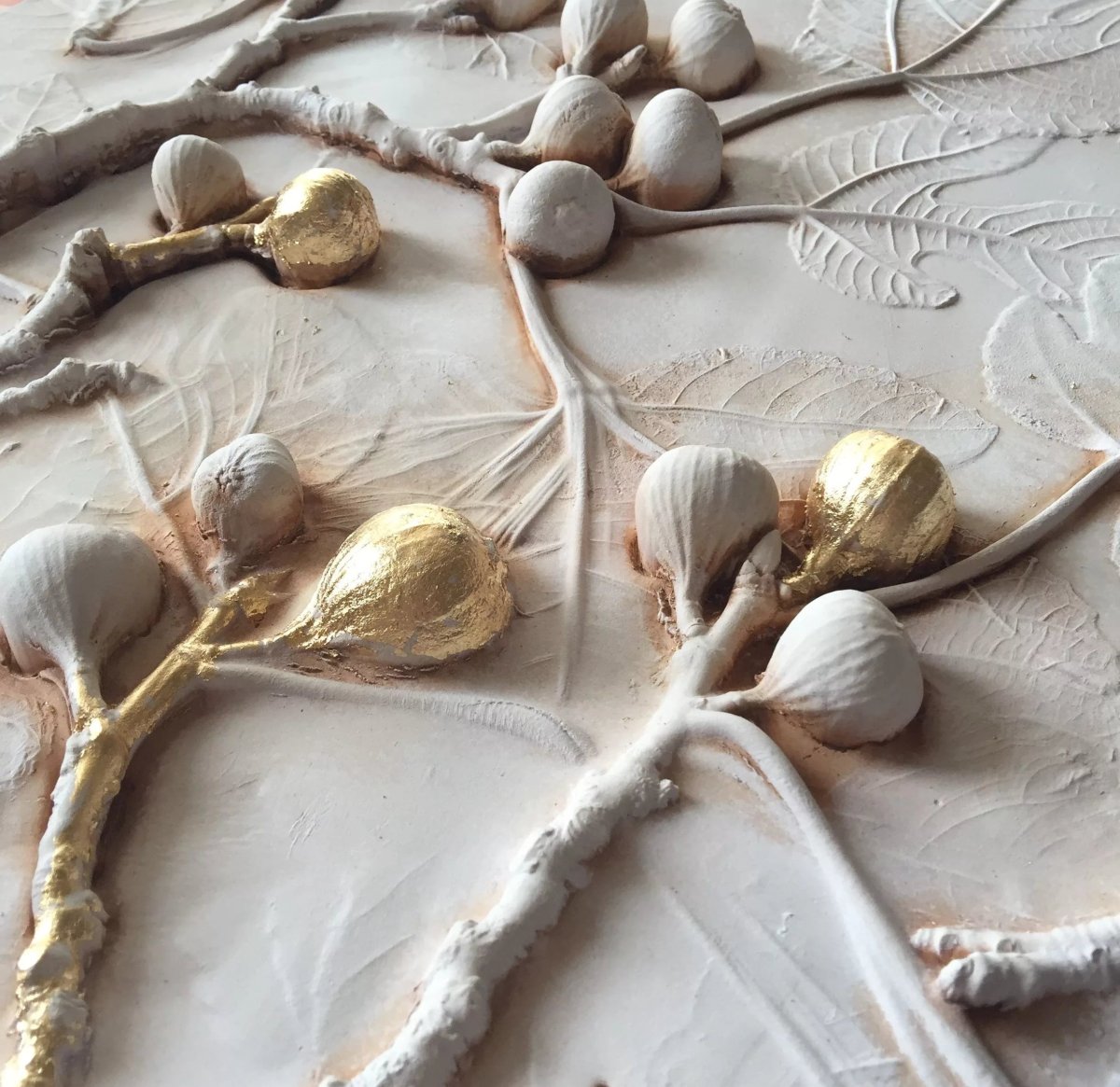 Панно из ткани и гипса