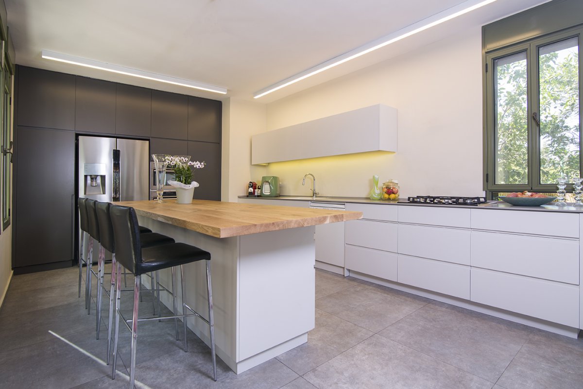 Монолитная кухонная мебель