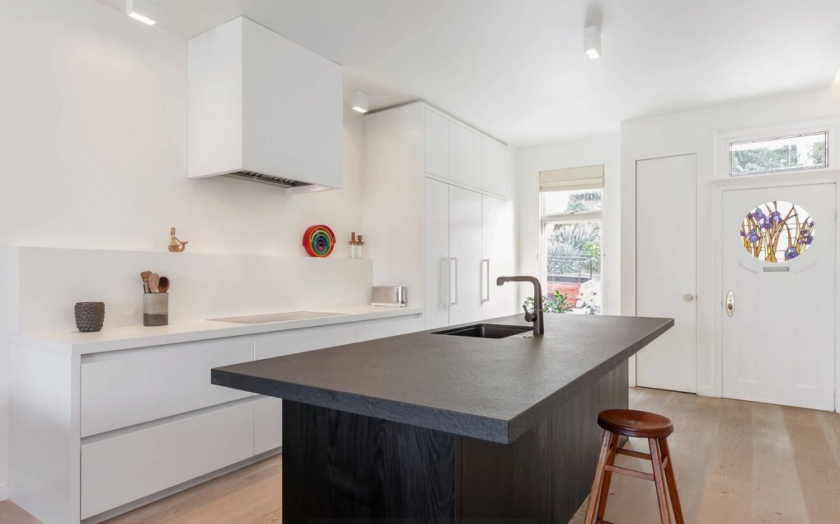 Кухня с островом в стиле Фьюжн