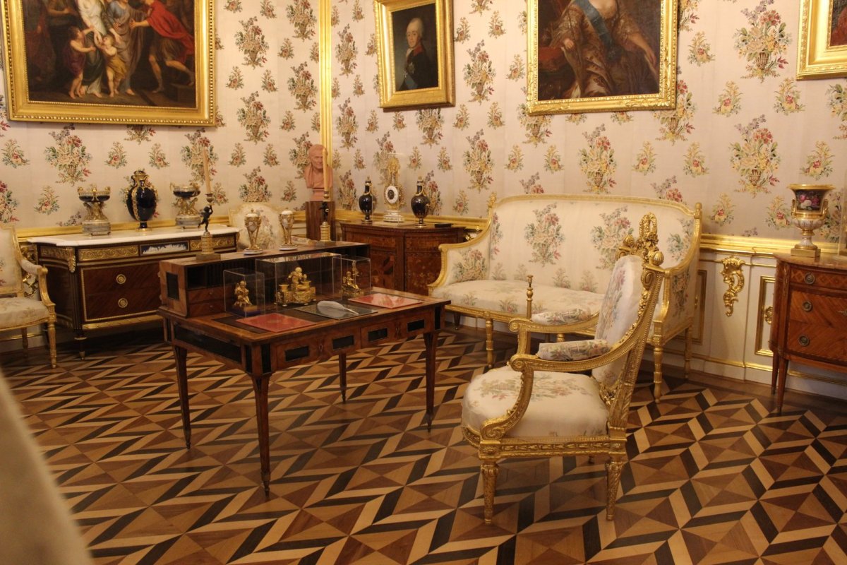 Стоимость машины в музее Петергофа