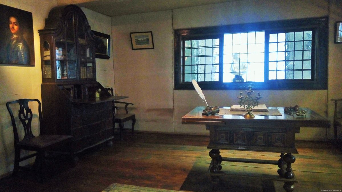 Дубовый кабинет Петра первого в Петергофе