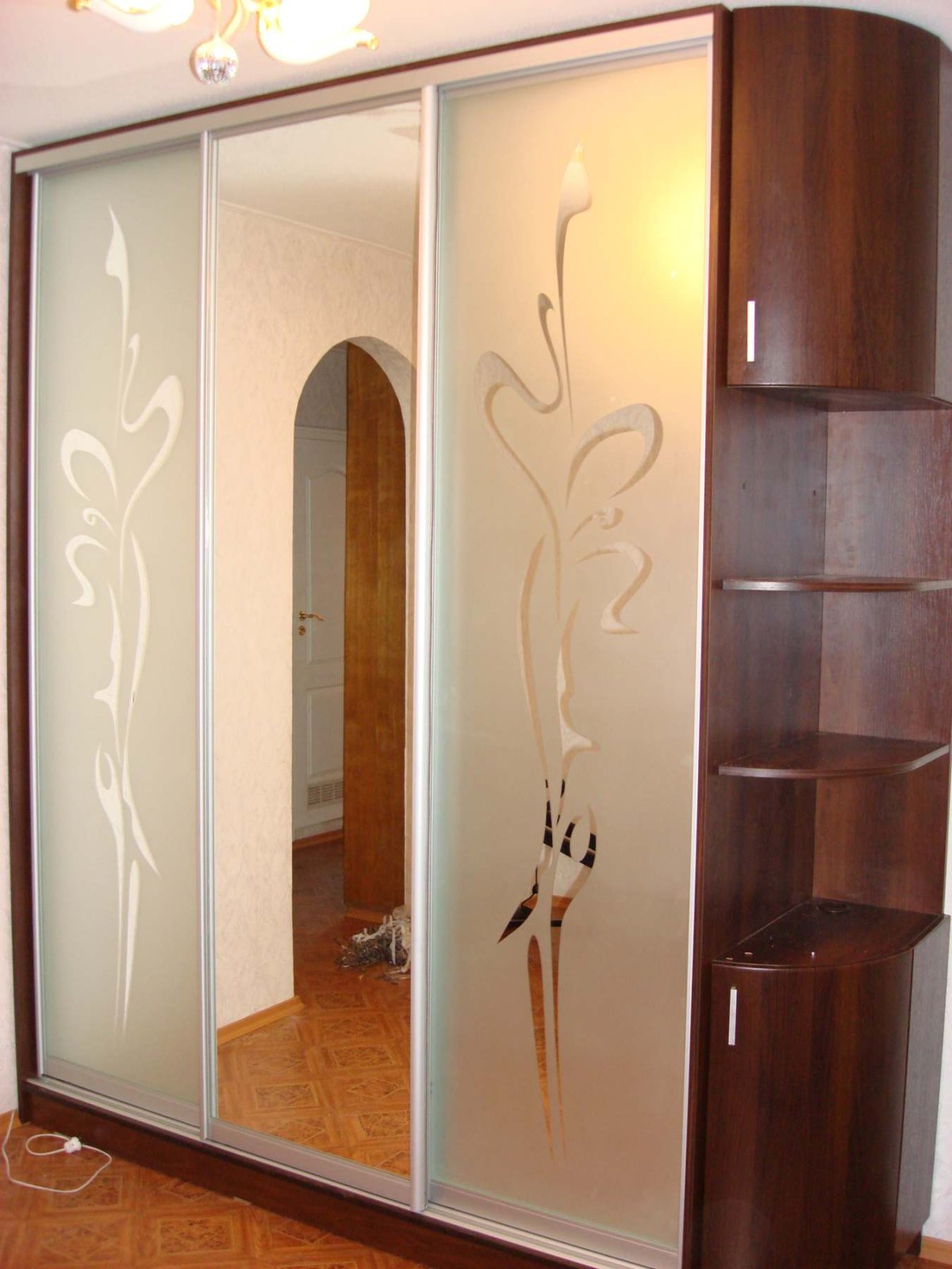 Шкаф купе в коридор с боковыми полками