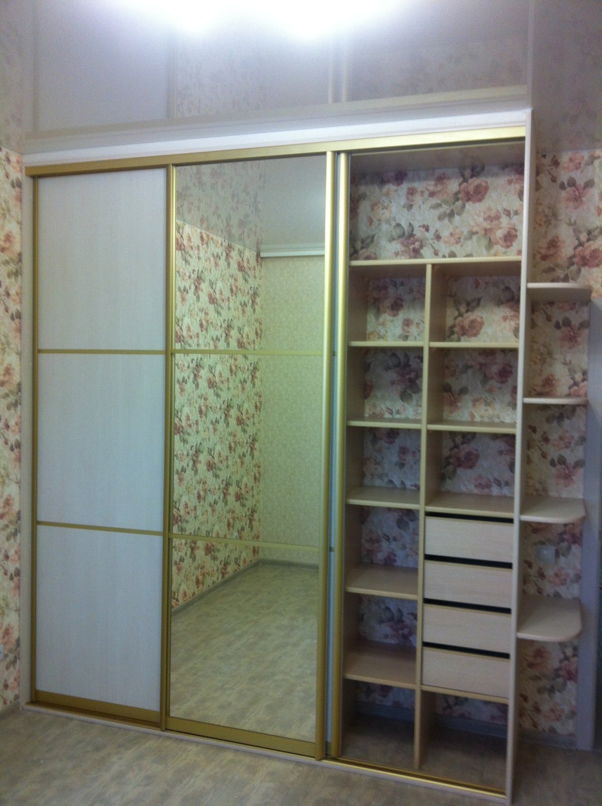 Угловой шкаф с полками