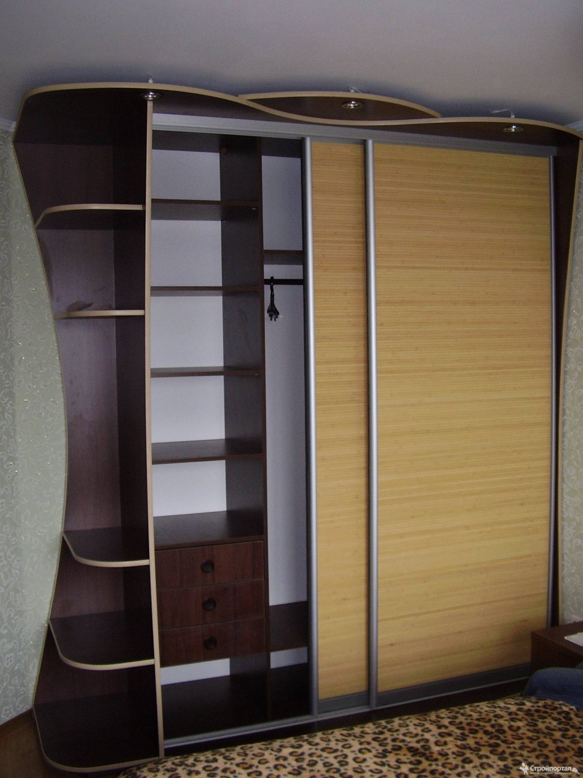 Шкаф с полками сбоку