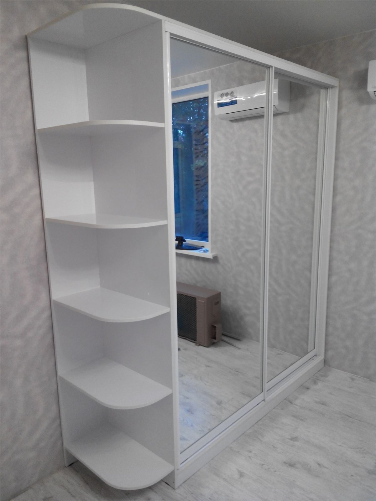 Шкаф купе с полками сбоку