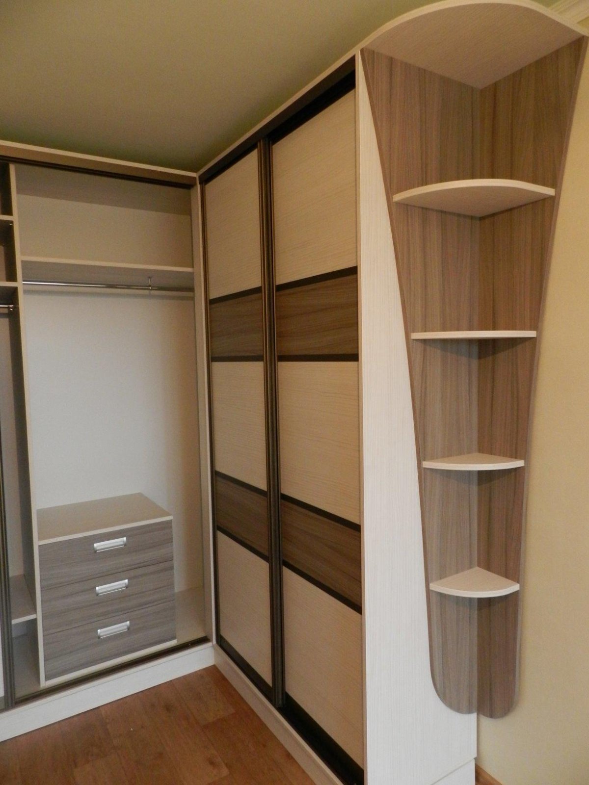 Шкаф купе с боковыми полочками