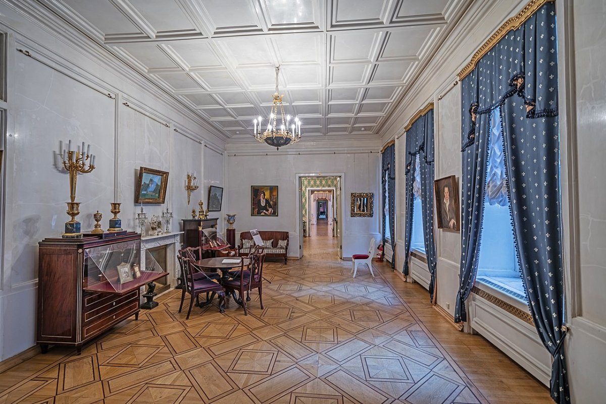 Старинный кабинетный шкаф