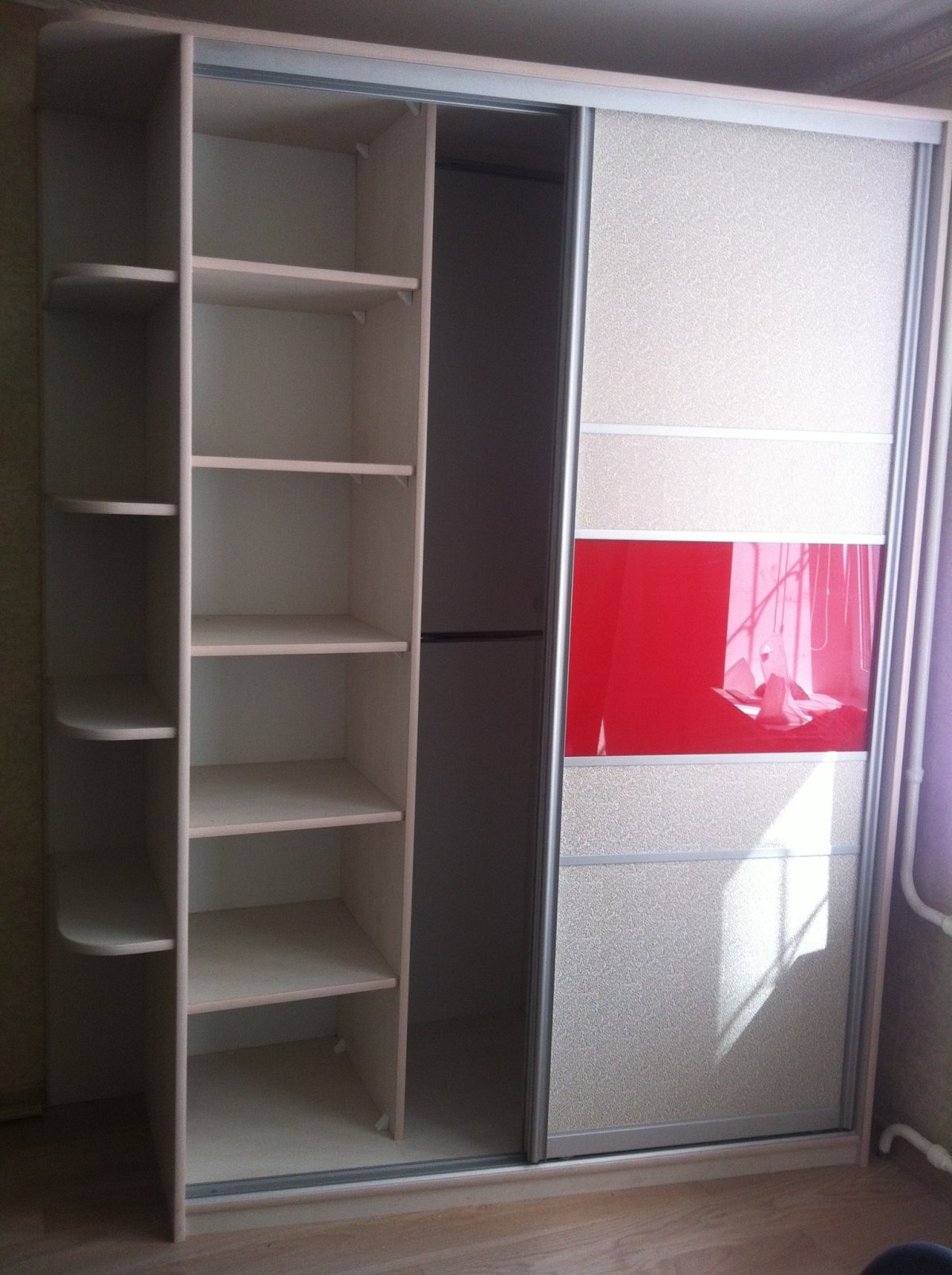 Шкаф-купе в спальню с зеркалом на две двери с полочками