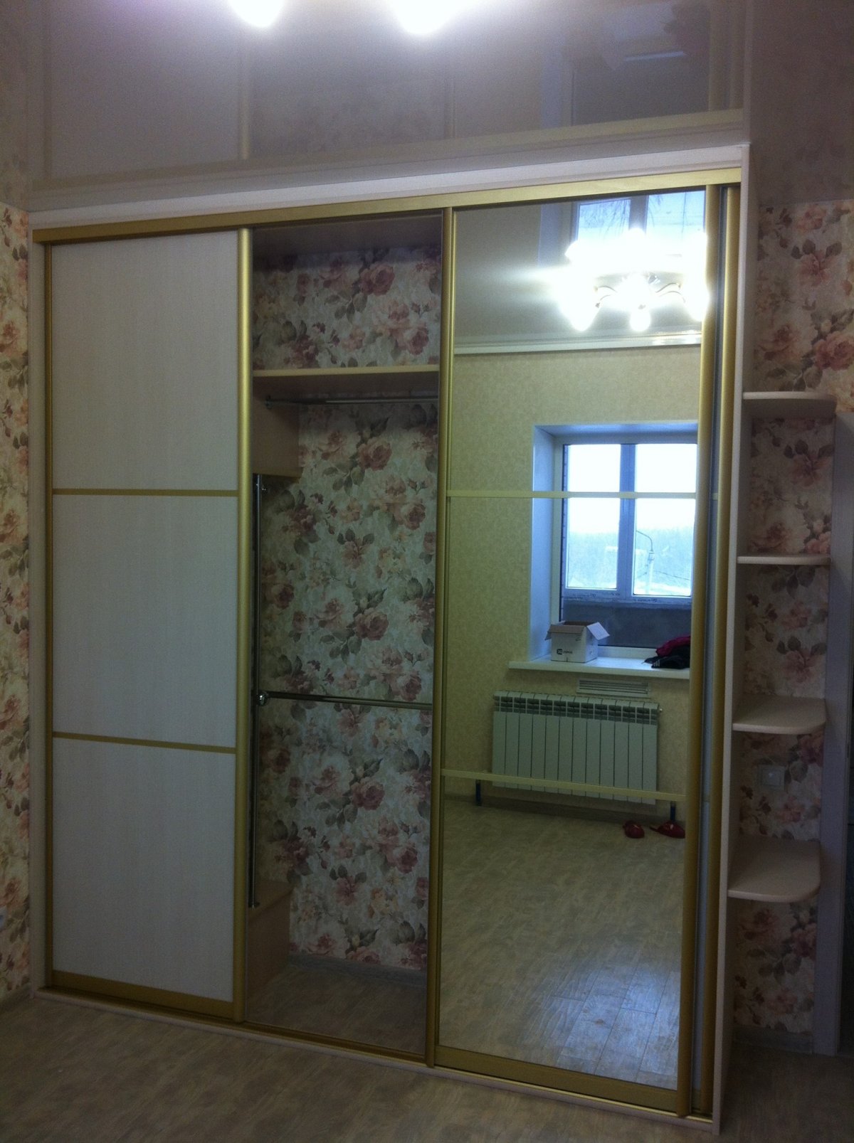 Шкаф обычный боковыми полками