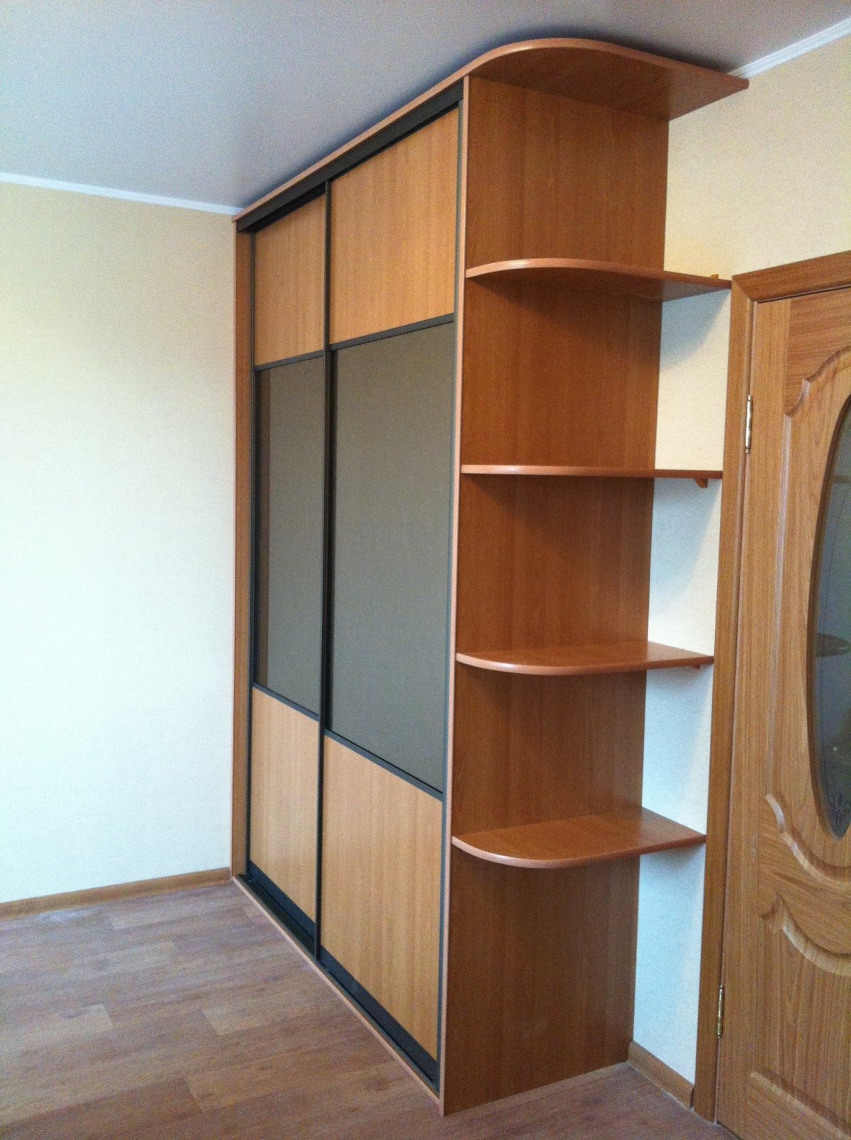 Шкаф купе с боковыми полками