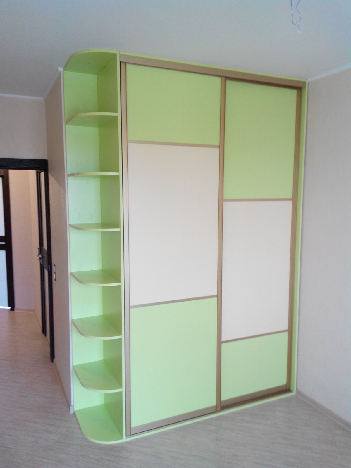 Шкаф с полками сбоку