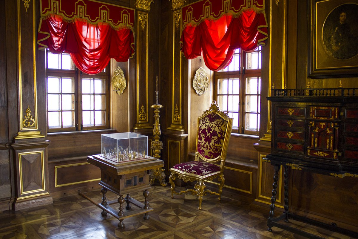 Дубовый кабинет Петра первого в Петергофе