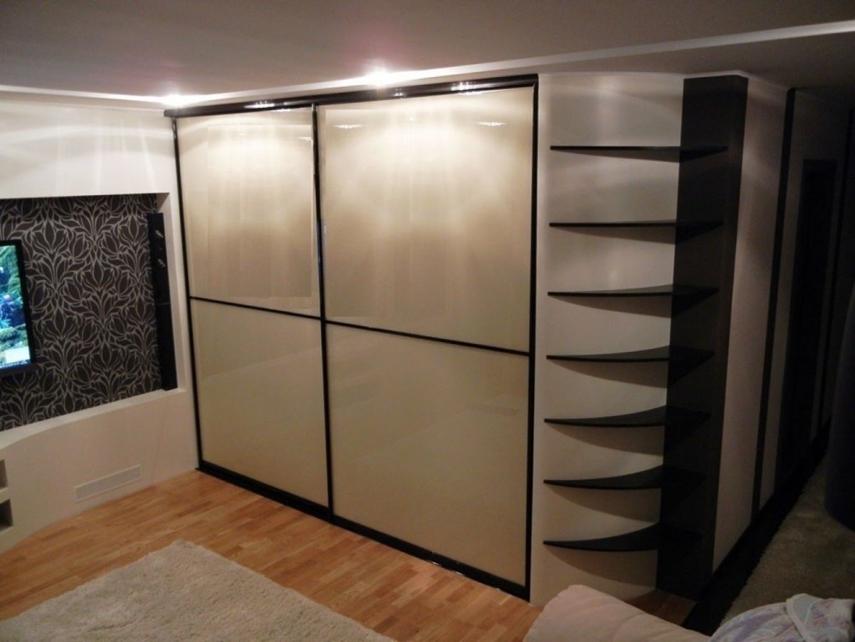 Шкаф купе с полками сбоку