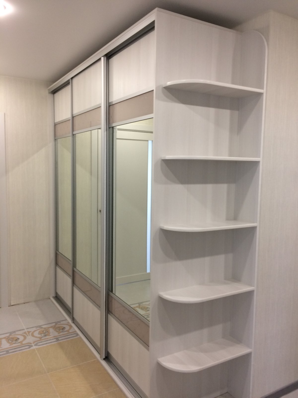 Шкаф купе с полками сбоку