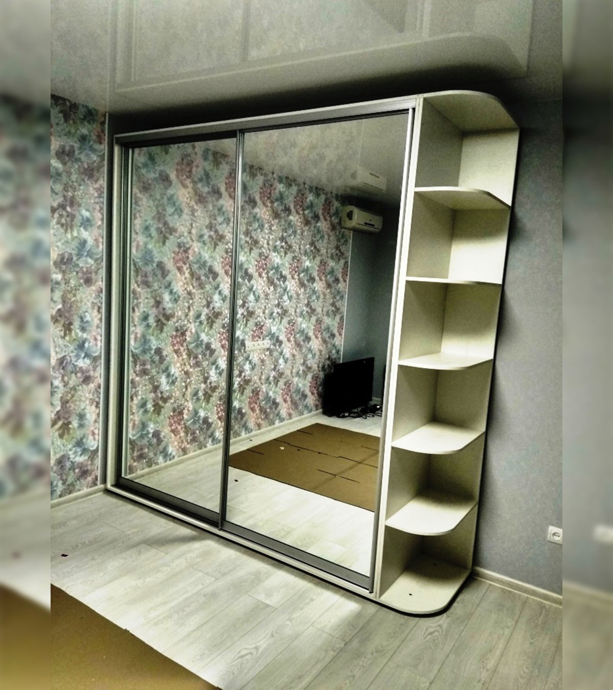 Шкафы купе с открытыми полками сбоку тюльпан