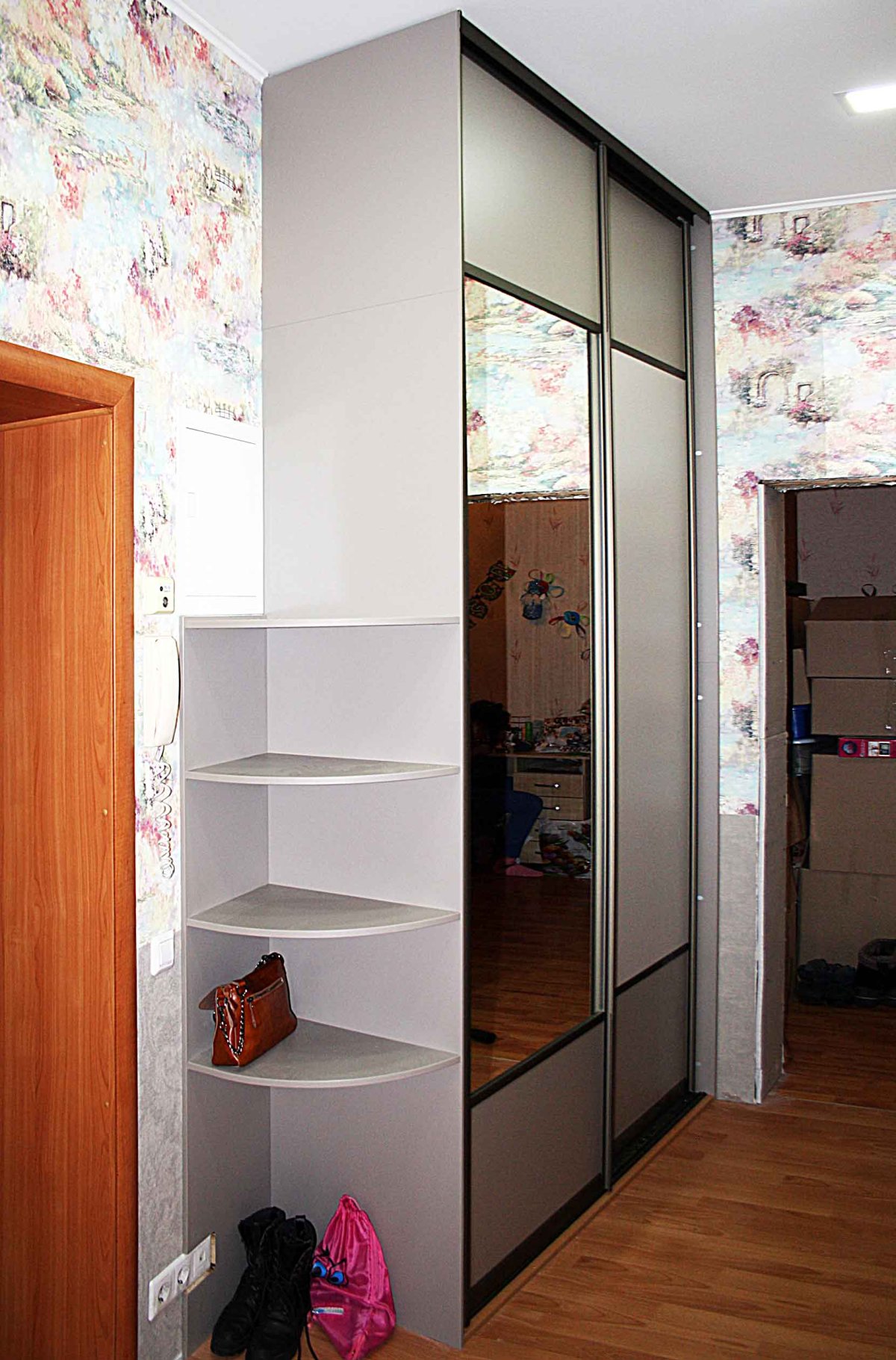 Шкаф купе с полками сбоку