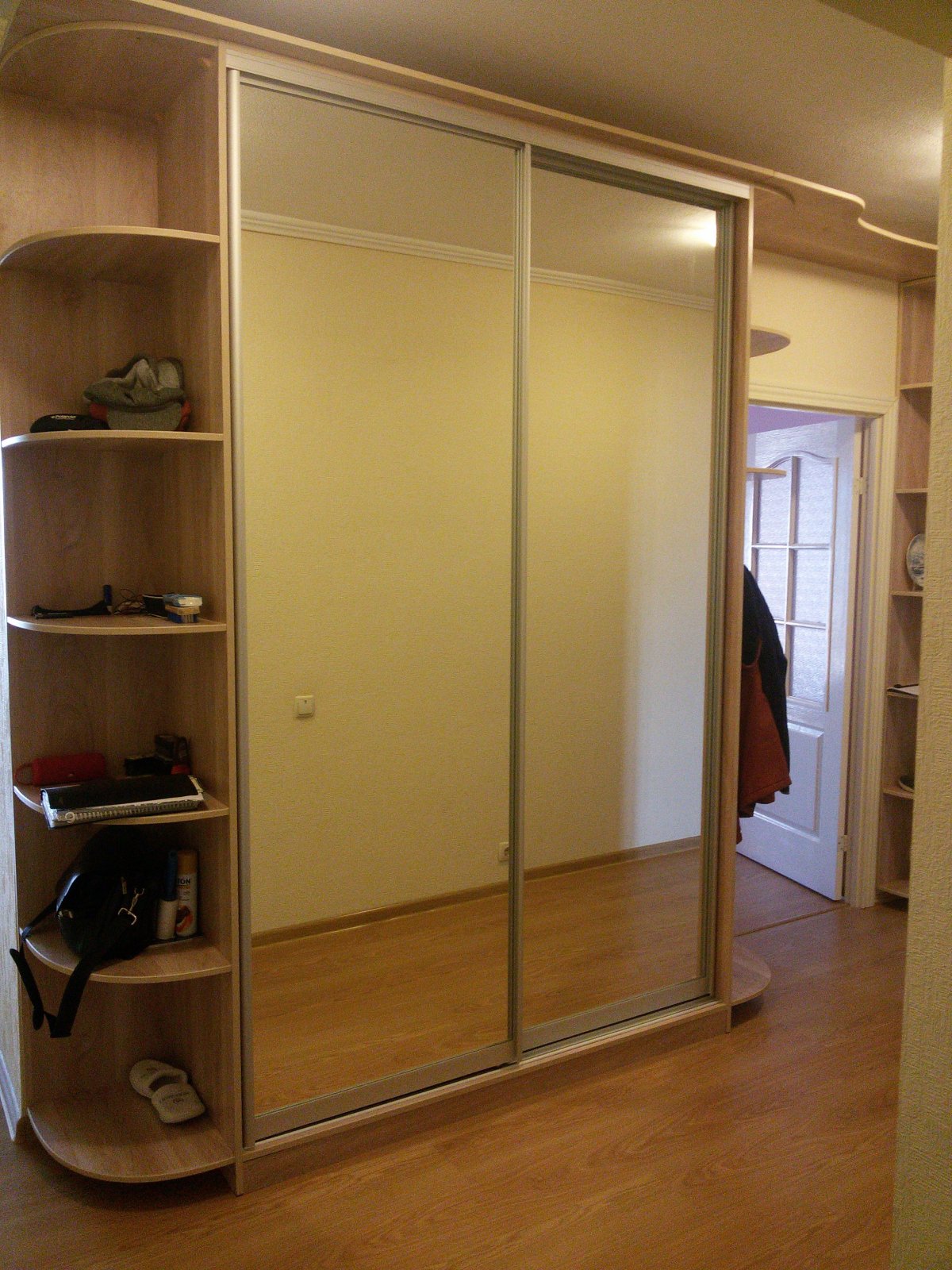 Шкаф с боковыми полками