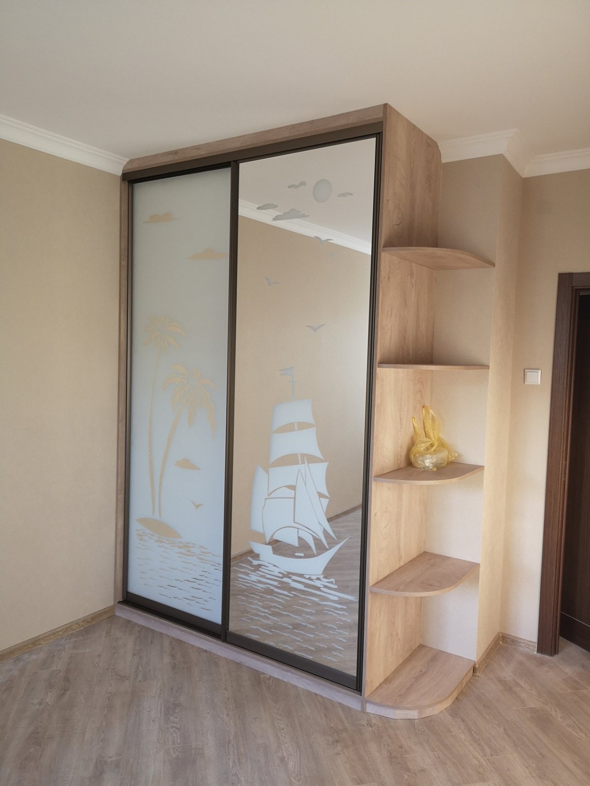 Шкафы купе c боковыми полками