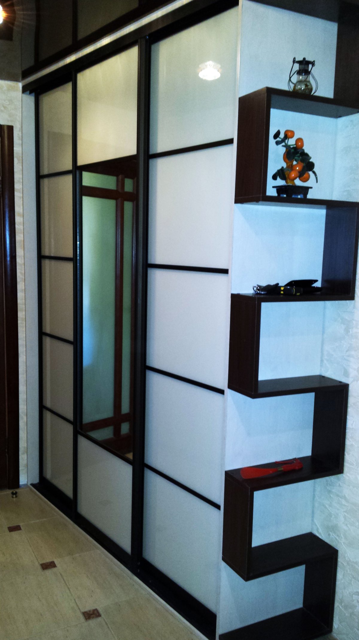 Шкаф-купе в спальню с полками сбоку