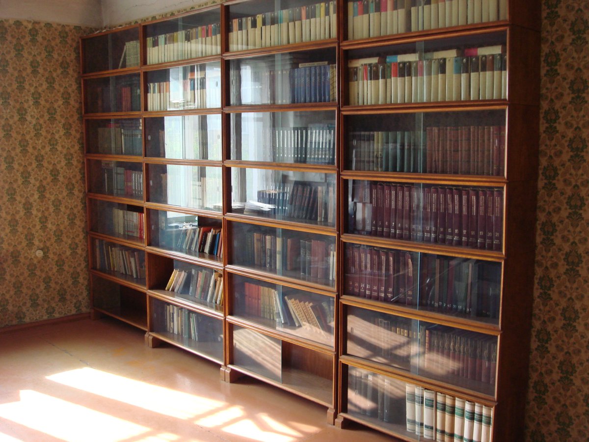 Советский книжный шкаф