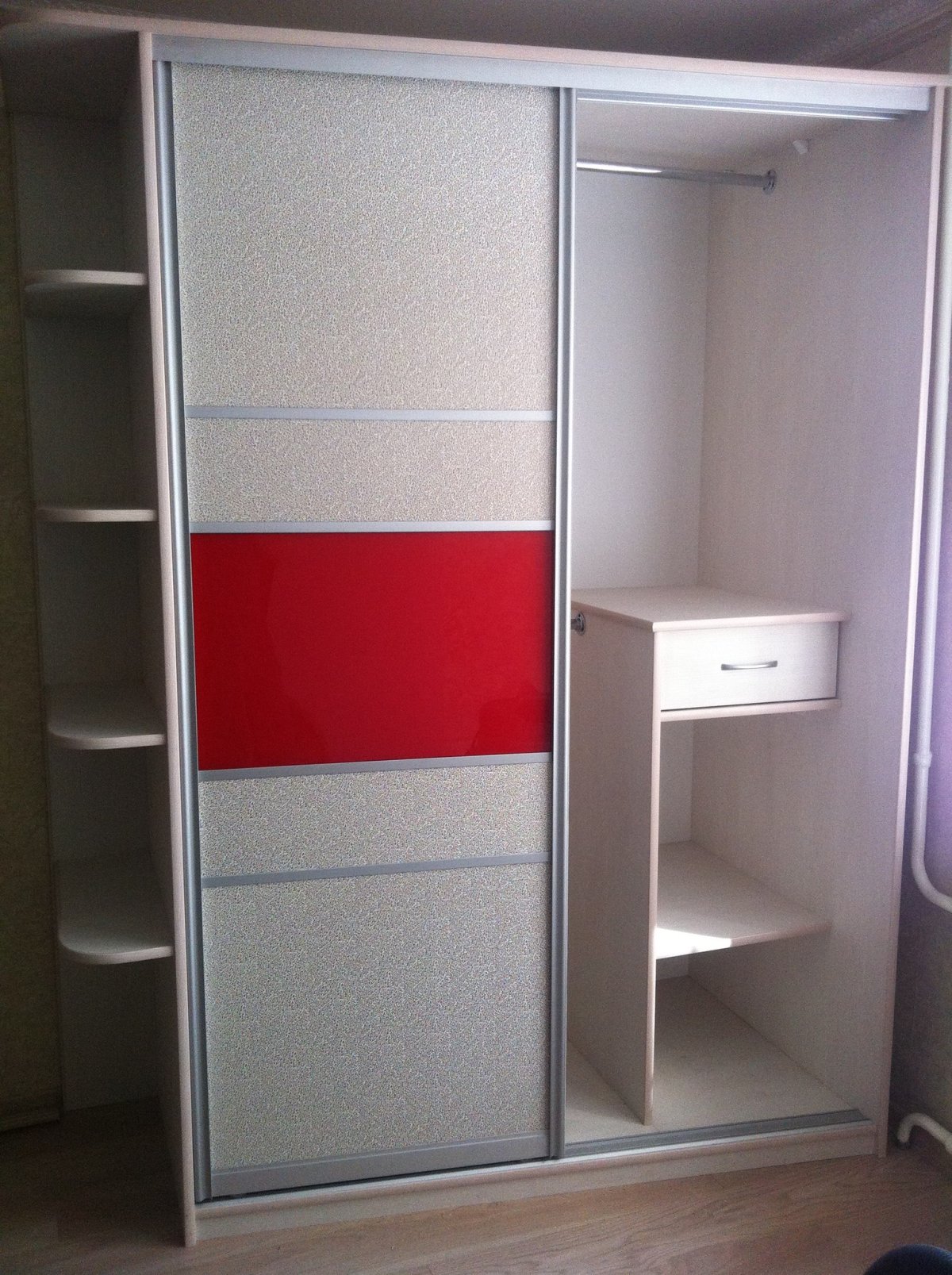 Шкаф с полками сбоку