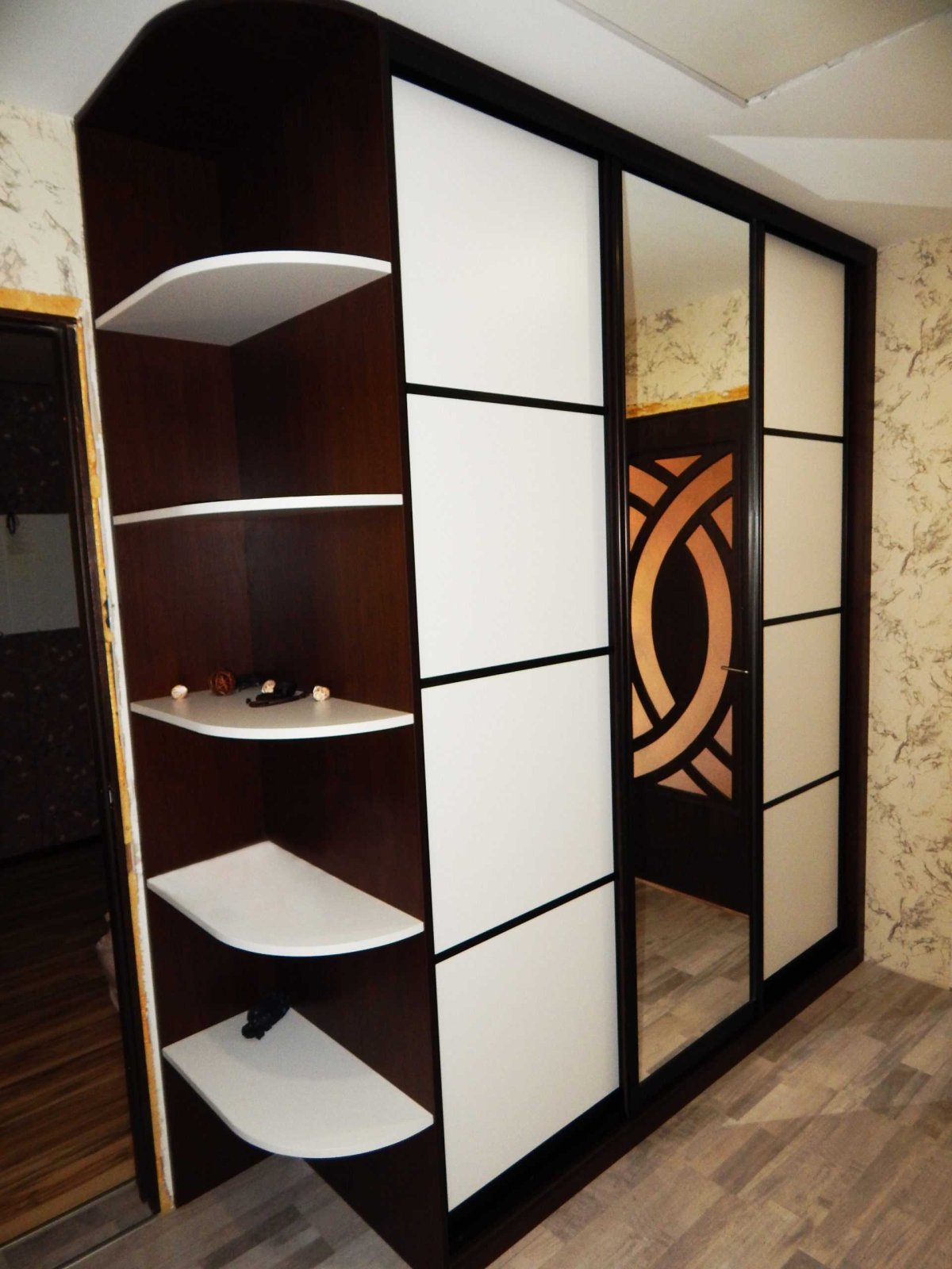 Шкаф купе двухдверный с полками сбоку