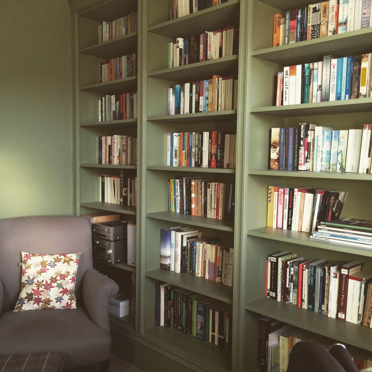 Перекрашенные книжные полки