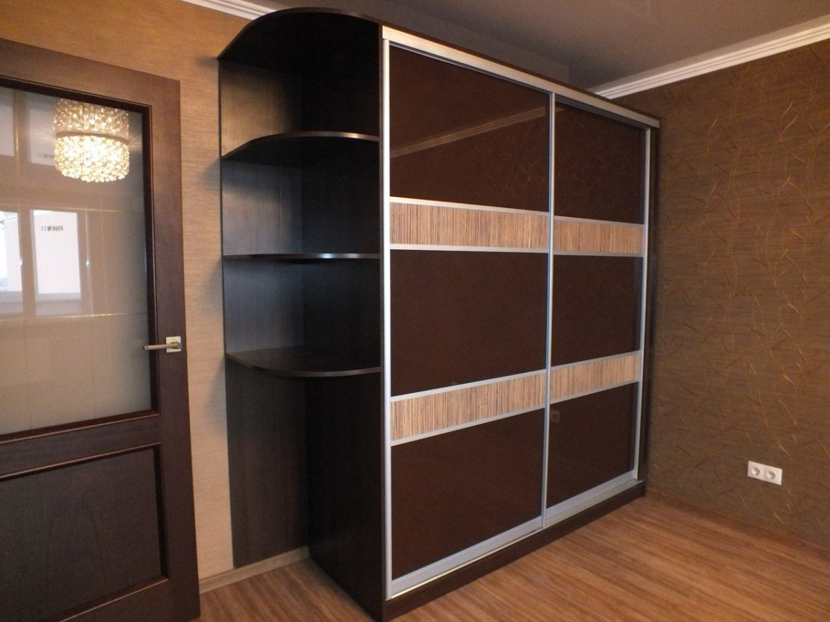 Шкаф купе с угловыми полками