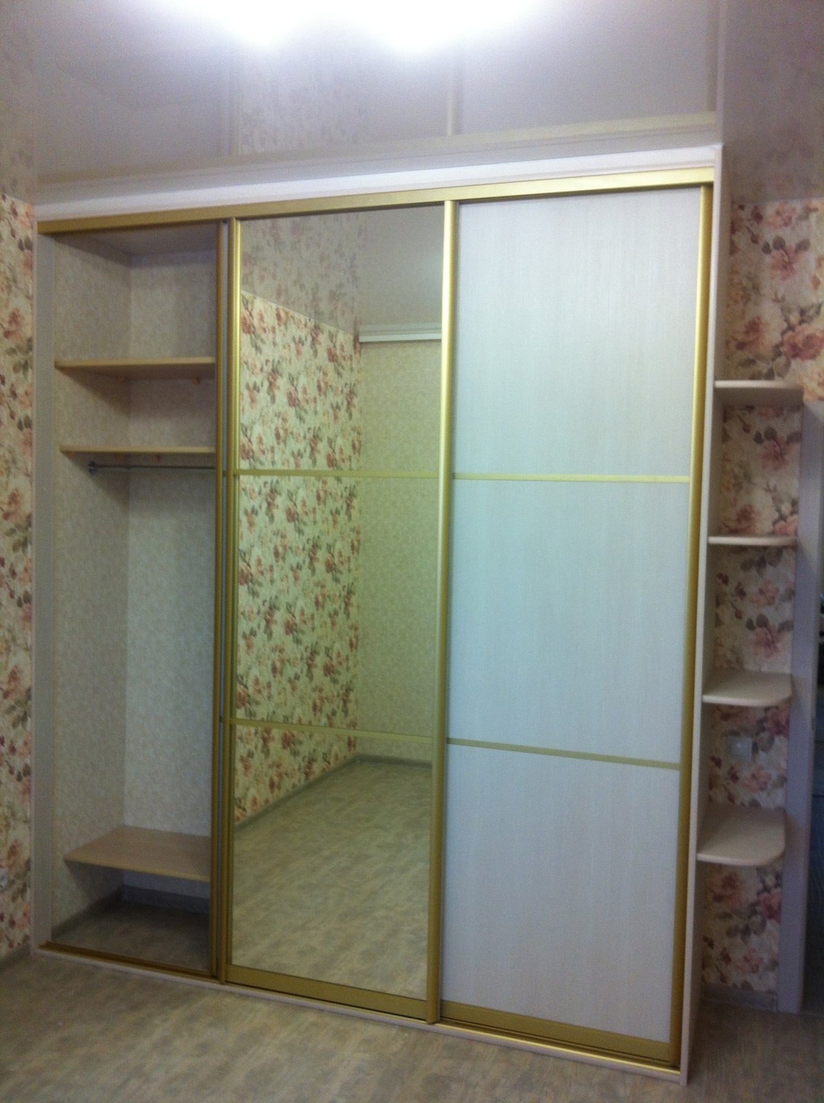 Шкаф купе с боковыми открытыми полками