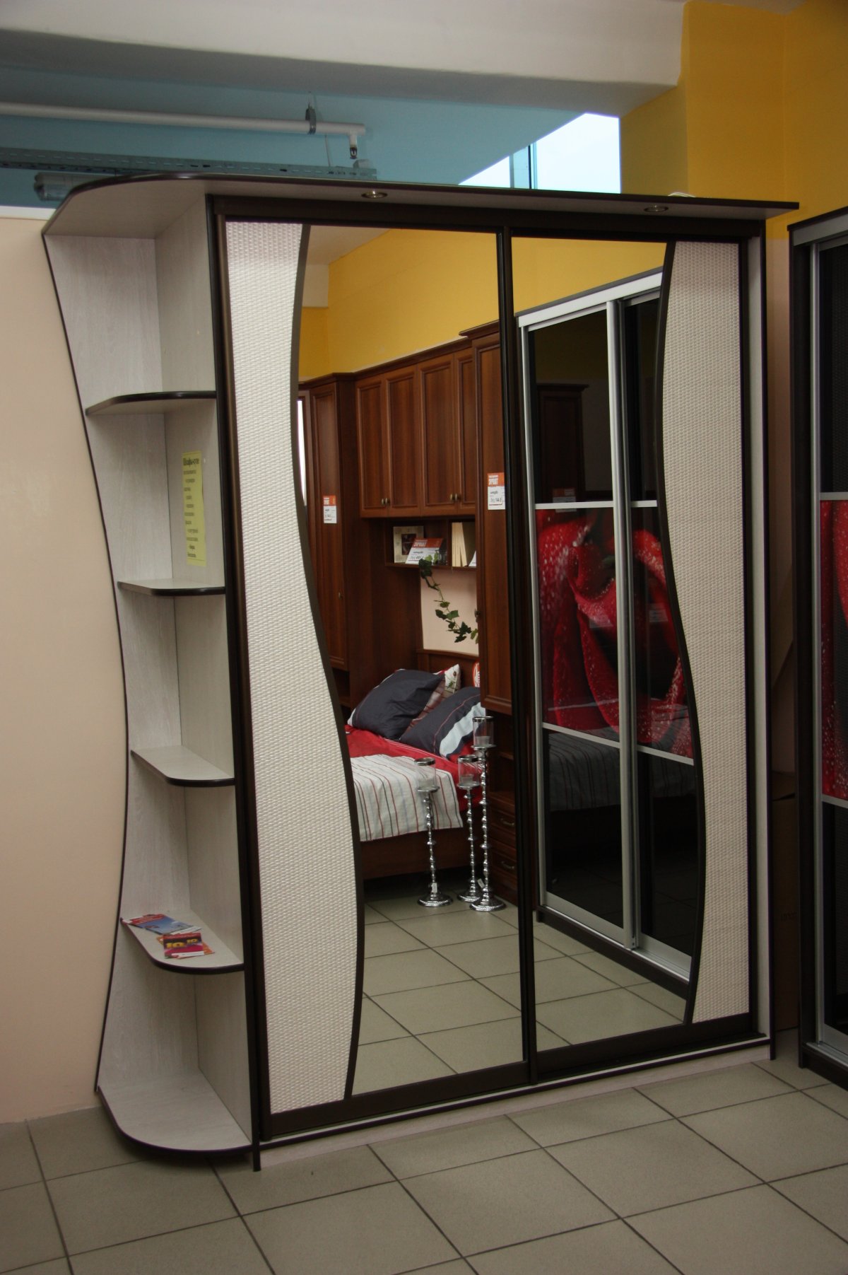 Шкаф купе с боковыми полками