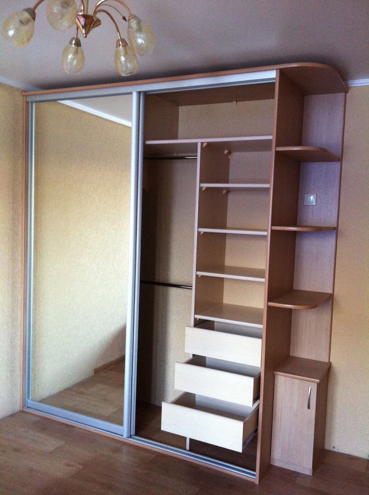 Шкаф-купе с угловыми полками сбоку маэстро-2