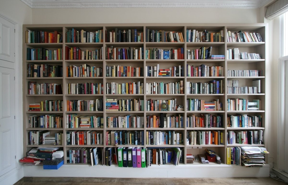 Книжный шкаф в стене