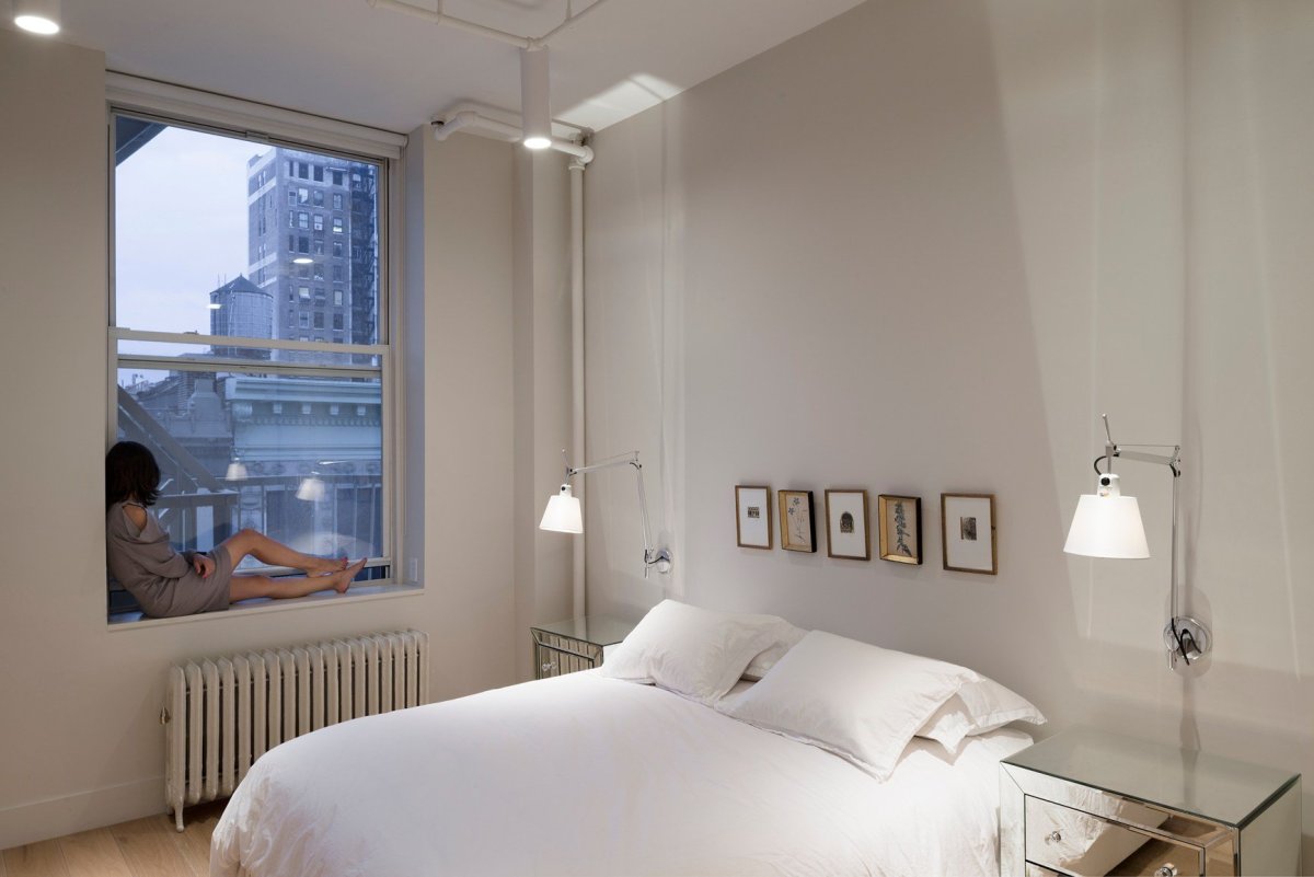 Кондиционер над кроватью в спальне