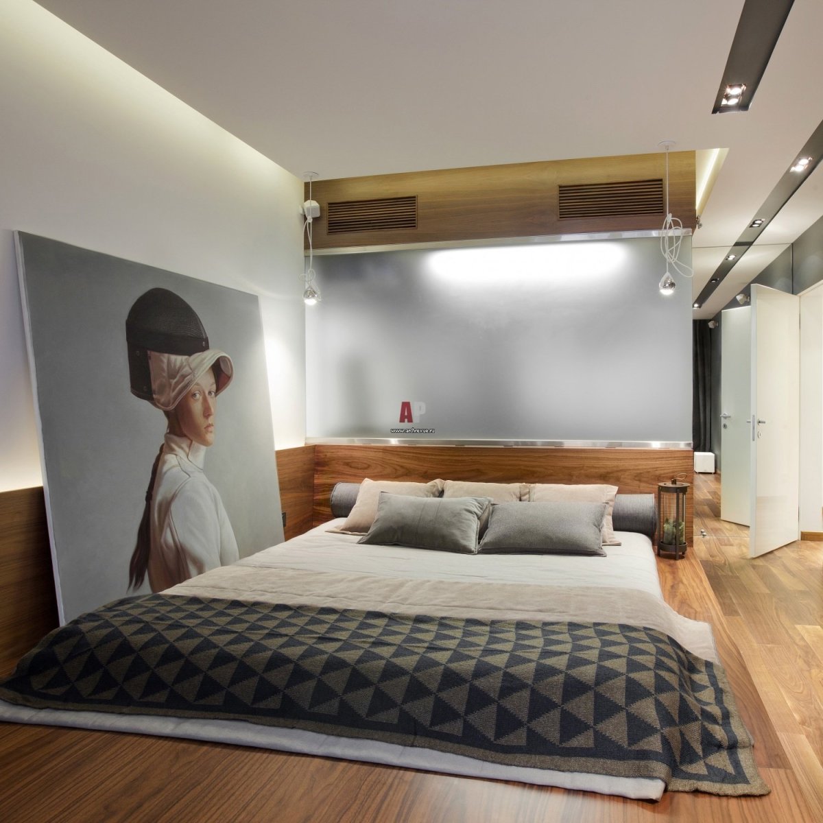 Кондиционер над кроватью в спальне