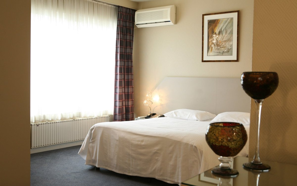 Кондиционеры в спальне у входа 13 м2 фото