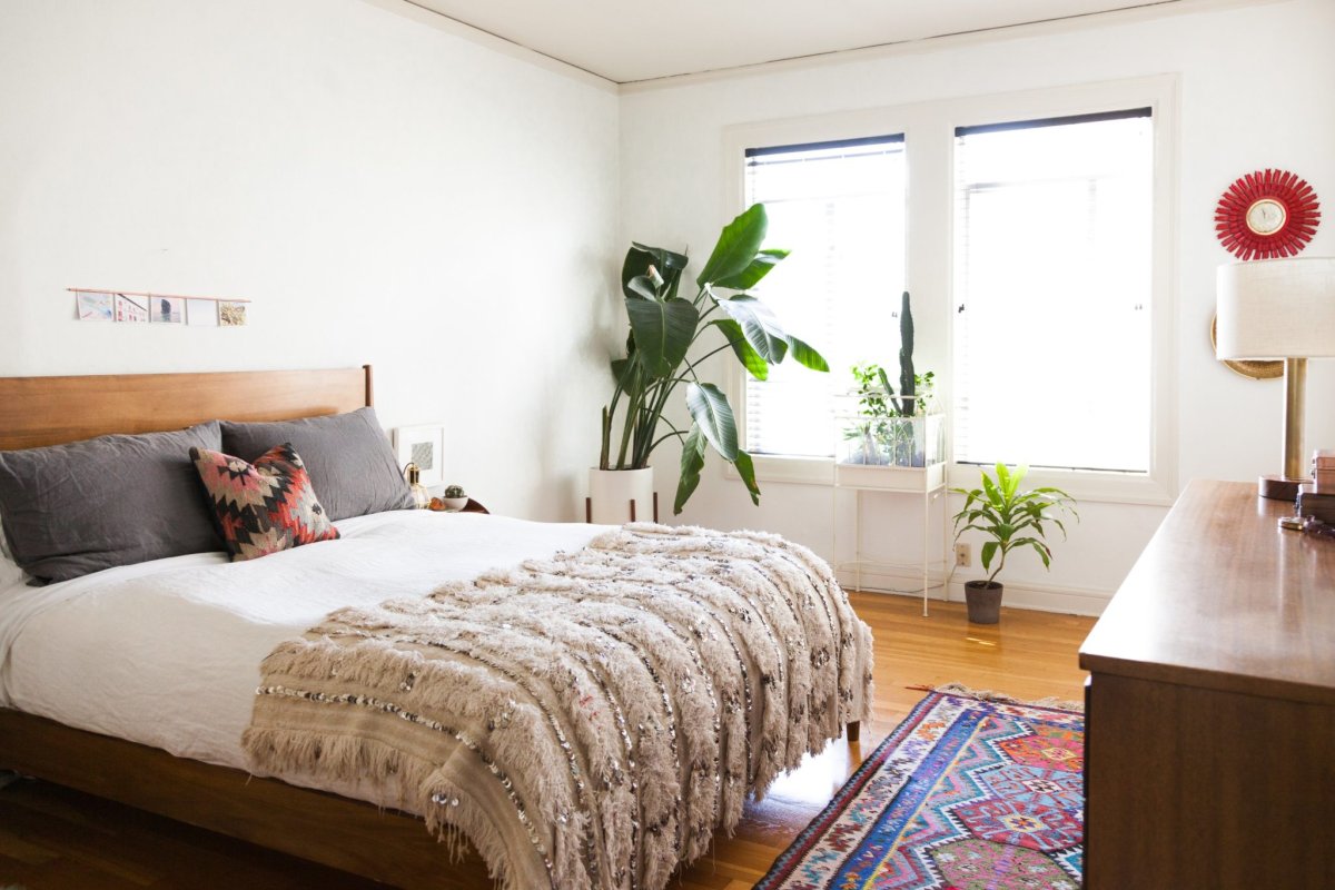 Что повесить над кроватью в спальне