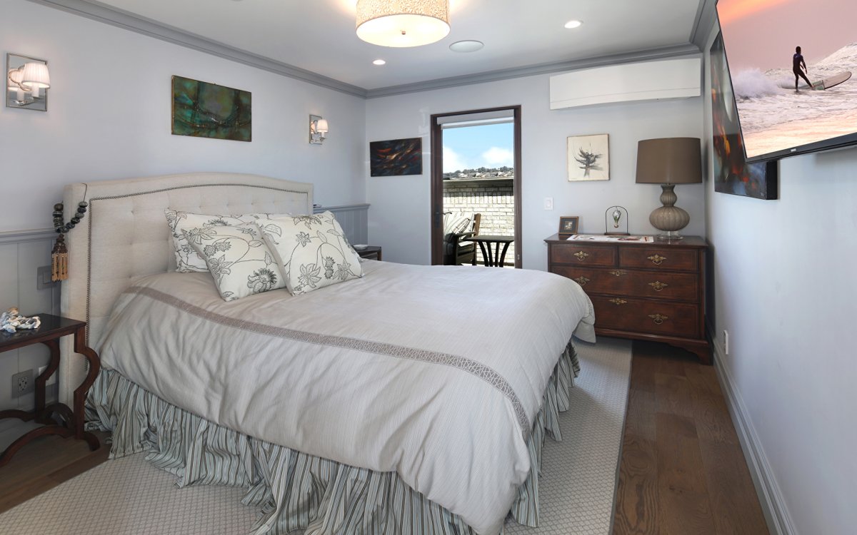 Какие картины нужно вешать в спальне над кроватью