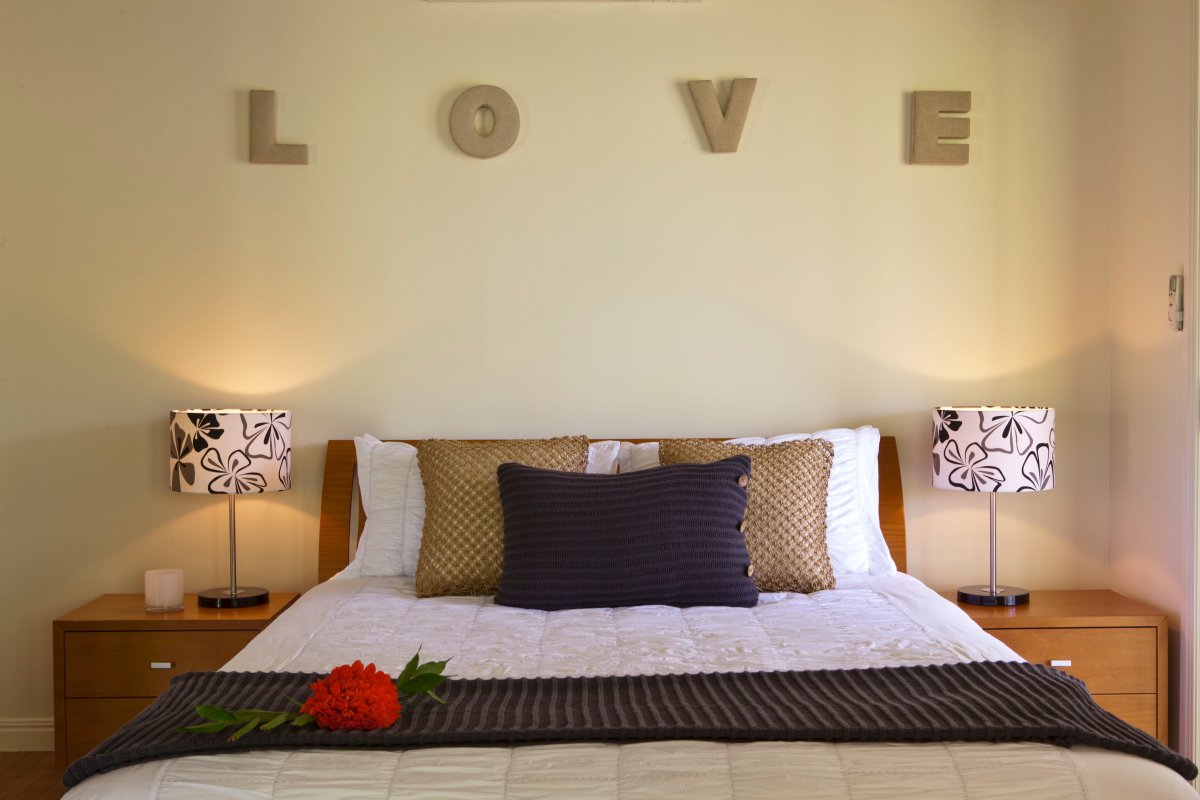 Кондиционер над изголовьем кровати