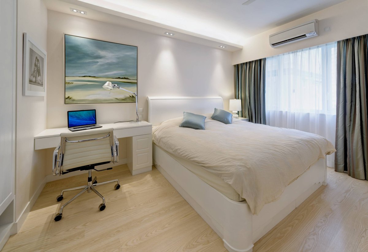 Полки за изголовьем кровати