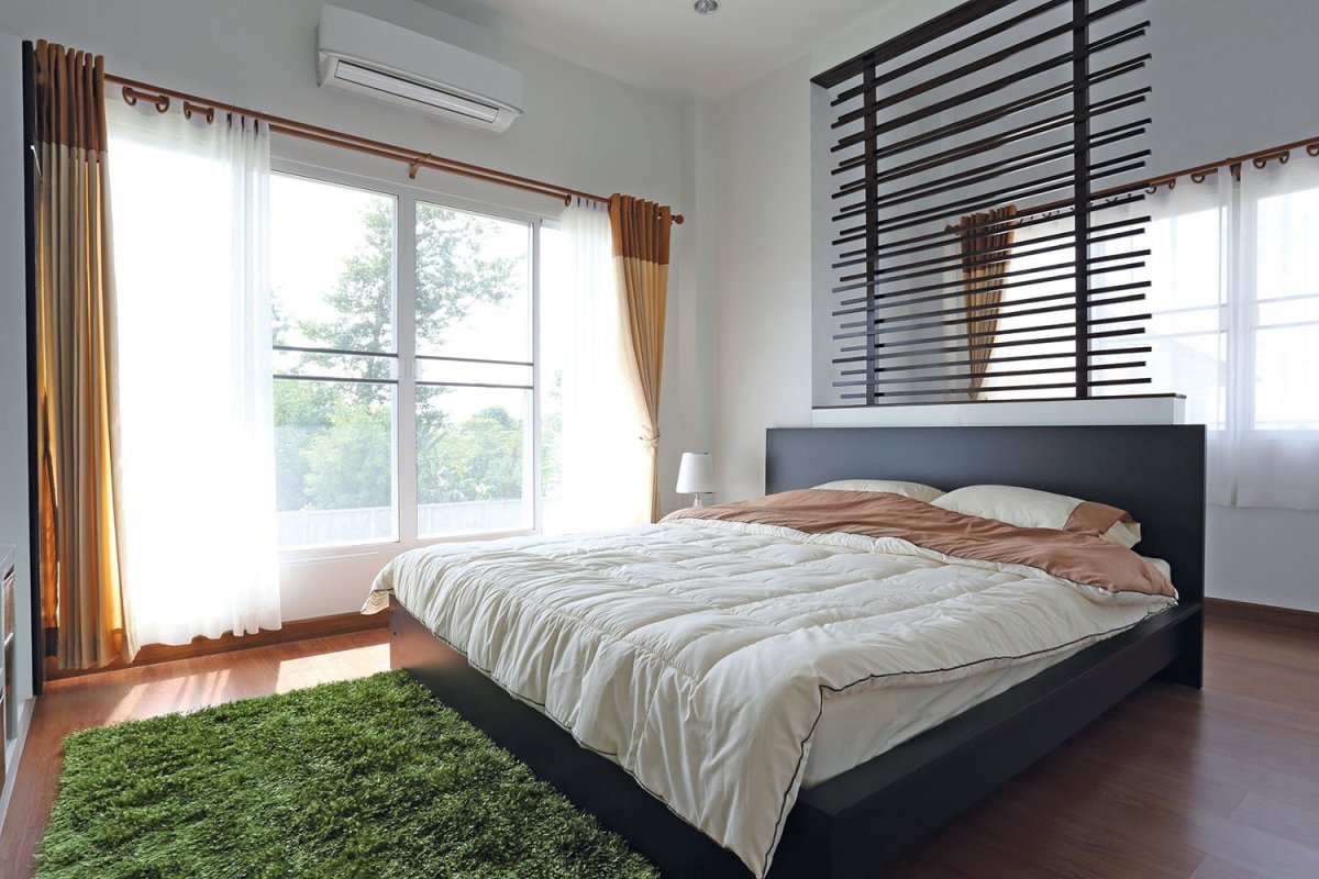 Интерьер потолка в спальне