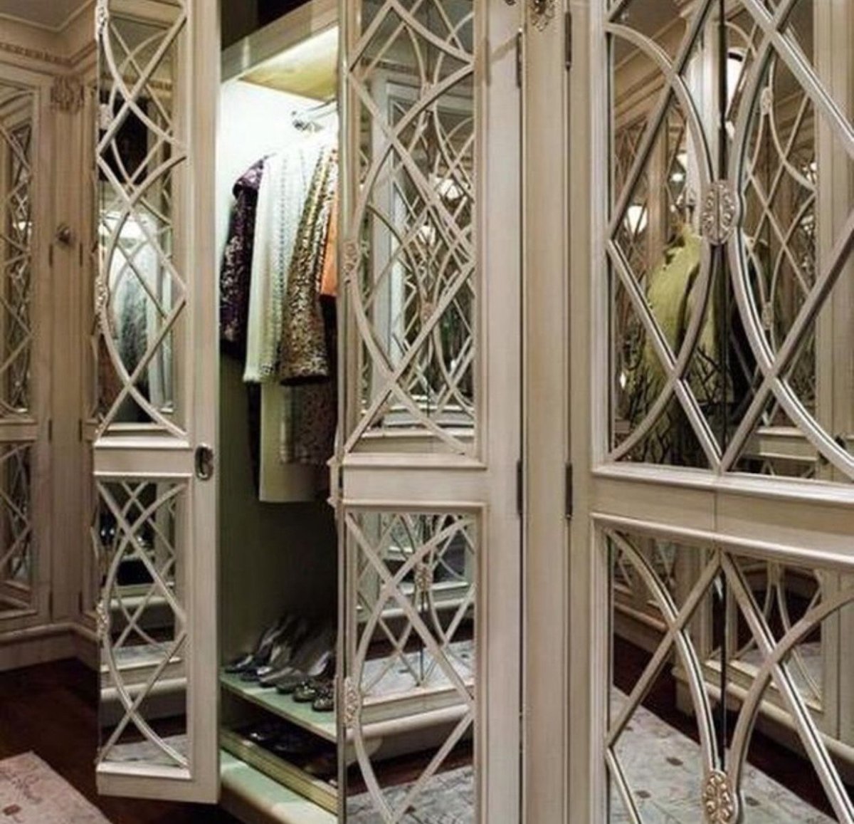 Шкаф-гардеробная с зеркальными дверцами