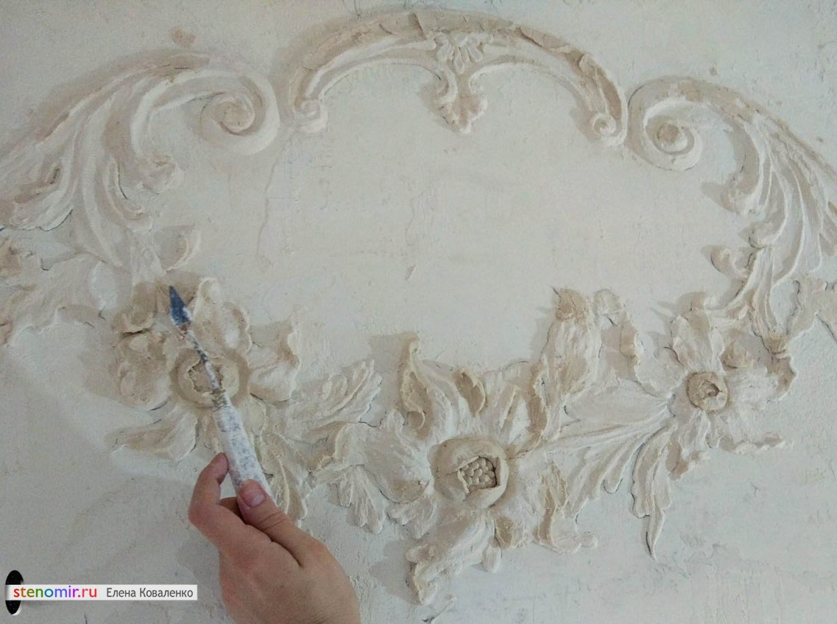 Панно из гипса на стену над дверью