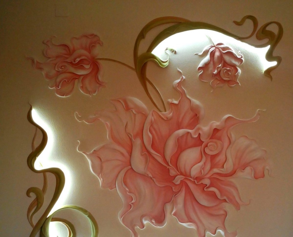 Лепка в спальне на стене