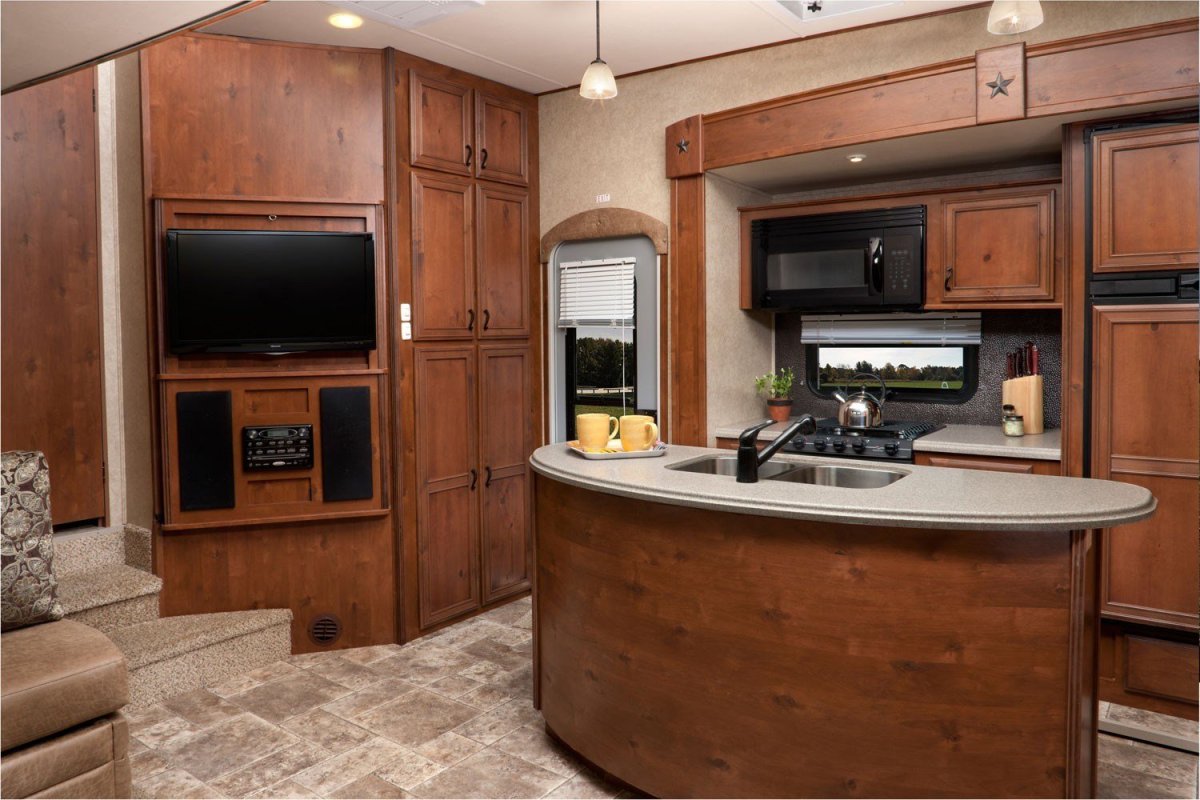 Угловая кухня с телевизором на стене