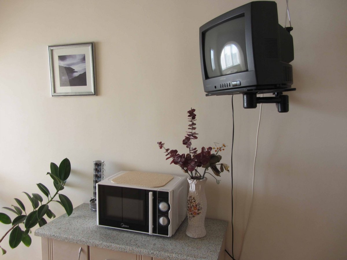 Кухня с телевизором на стене