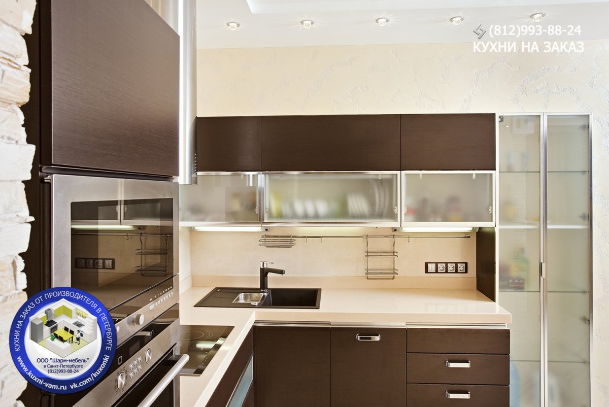 Кухня с высокими верхними шкафами