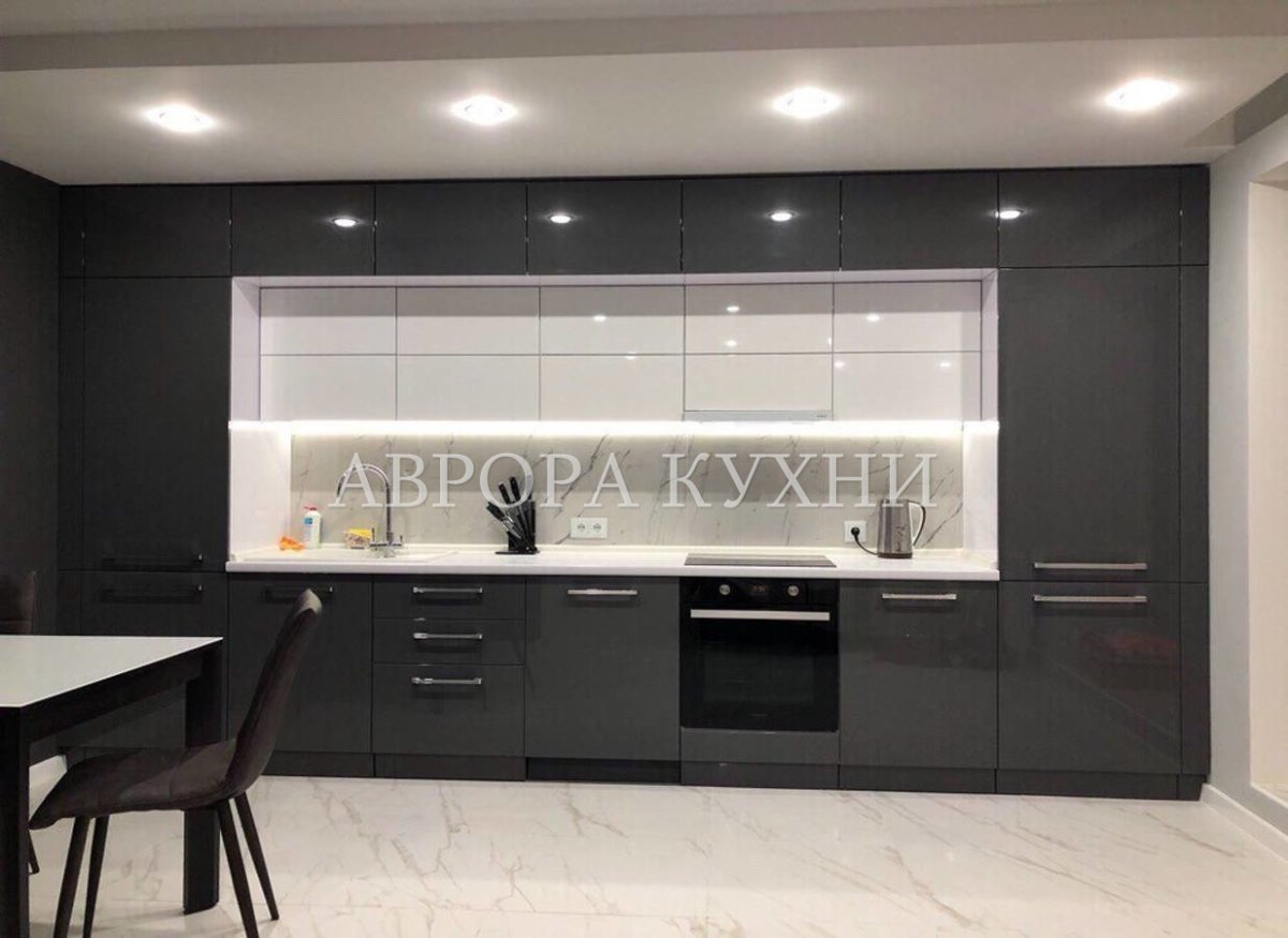 Розовая кухня с антресолями