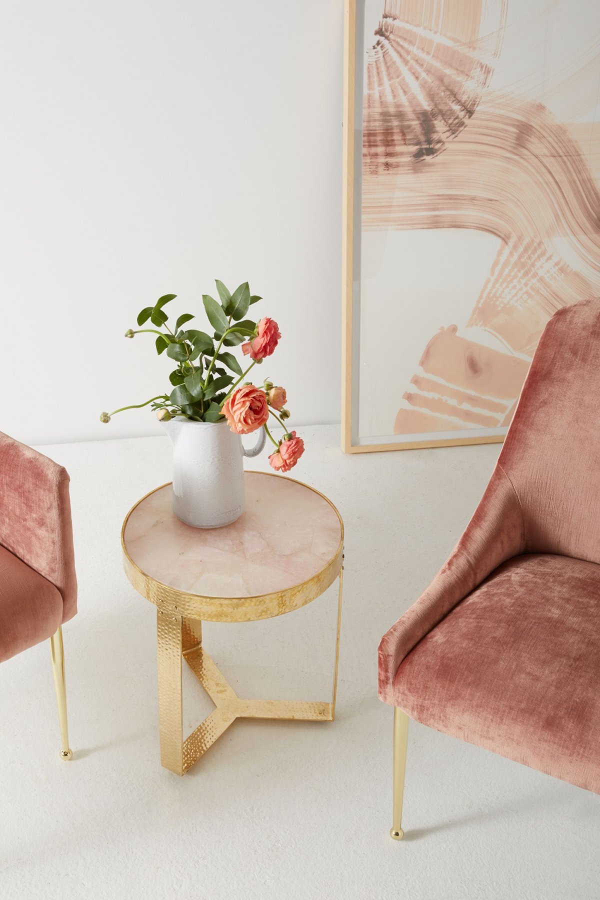 Пыльно розовая кровать в интерьере