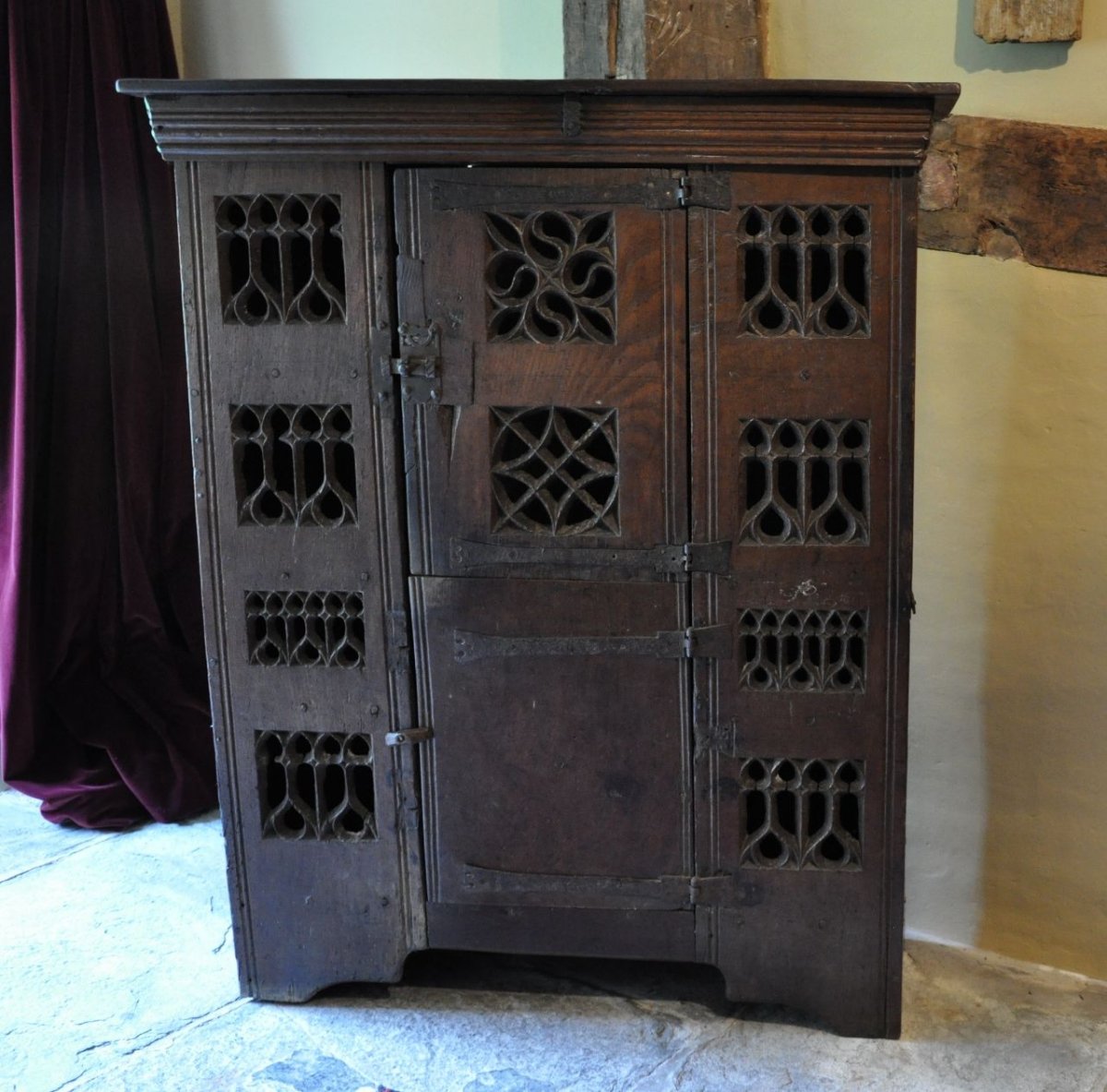 Средневековая мебель